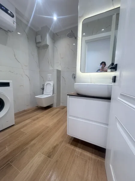 Tirane, jepet me qera 1+1+Aneks+Ballkon Kati 3, 60 m² (21 Dhjetori , afer Hotel Mondial)