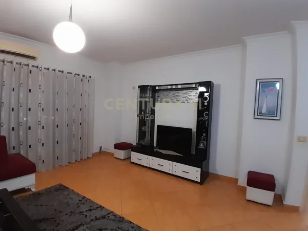 Tirane, jepet me qera apartament 2+1 Kati 3, 81 m² 500 € (astiri tek rrethi)
