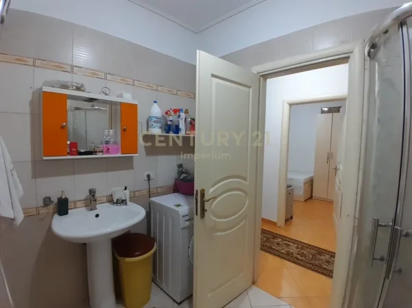 Tirane, jepet me qera apartament 2+1 Kati 3, 81 m² 500 € (astiri tek rrethi)