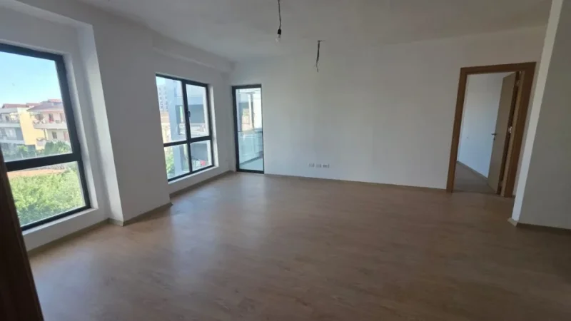 Tirane, jepet me qera apartament 3+1 Kati 4, 130 m² 500 € (Zgara 5 Maj)