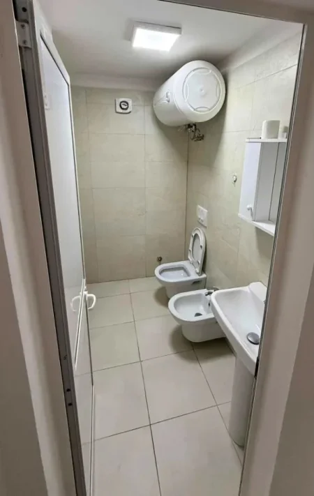Tirane, jepet me qera apartament 1+1 Kati 1, 60 m² 450 € (Spitali Qsut)