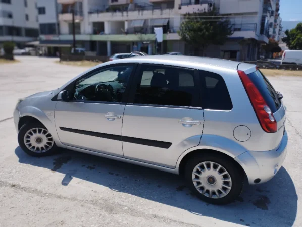 Tirane, makine Fiesta Benzin+Gaz, gri metalizato manuale Kondicioner 166.000 km 2.700 €