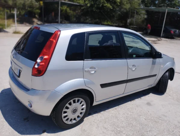 Tirane, makine Fiesta Benzin+Gaz, gri metalizato manuale Kondicioner 166.000 km 2.700 €