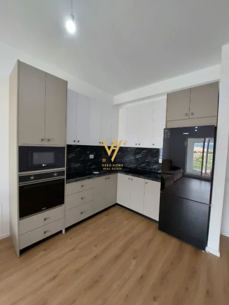 Tirane, jepet me qera apartament 2+1+Ballkon Kati 2, 85 m² 570 € (ALI DEMI)