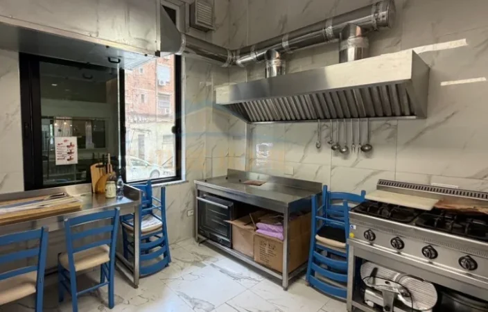 Tirane, jepet me qera ambjent biznesi Kati 0, 78 m² 1.300 € (Sheshi Willson)