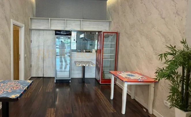 Tirane, jepet me qera ambjent biznesi Kati 0, 78 m² 1.300 € (Sheshi Willson)