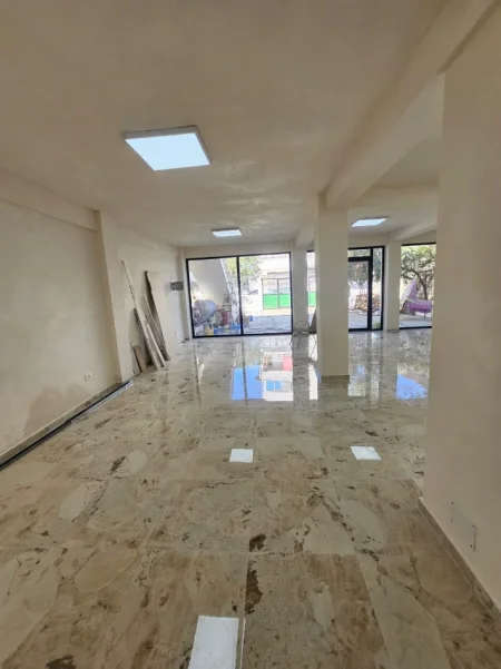 Durres, jepet me qera ambjent biznesi Kati 0, 220 m² 630 € 