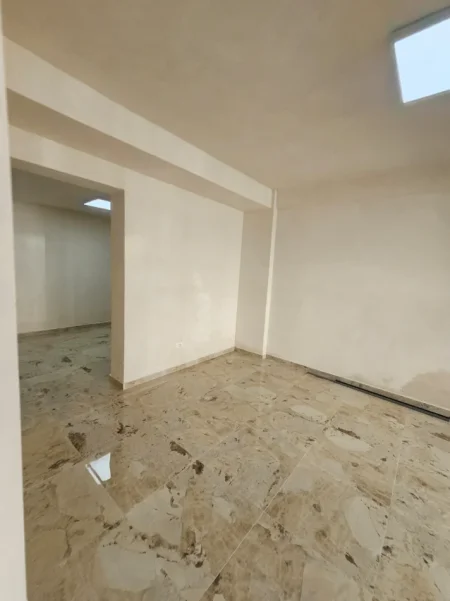 Durres, jepet me qera ambjent biznesi Kati 0, 220 m² 630 € 