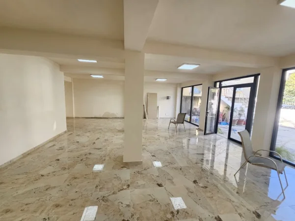 Durres, jepet me qera ambjent biznesi Kati 0, 220 m² 630 € 