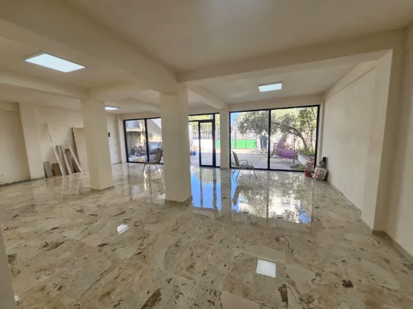 Durres, jepet me qera ambjent biznesi Kati 0, 220 m² 630 € 