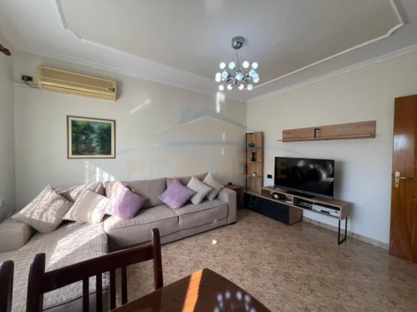 Tirane, jepet me qera apartament 1+1, Kati 5, 51 m² 475 € (Xhamllik)