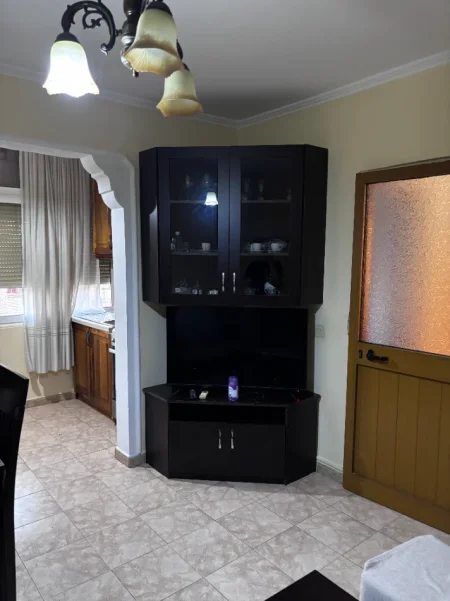 Tirane, jepet me qera nga Pronari, pa-komision apartament 2+1 Kati 5, 55 m² 450 € (Bajo topulli)