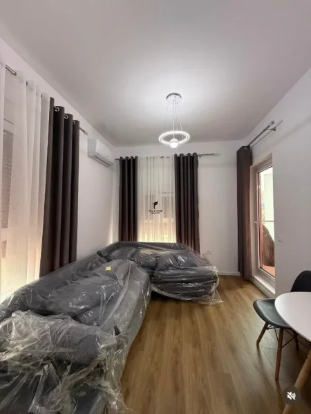 Tirane, jepet me qera apartament 1+1 Kati 7, 57 m² 420 € (ALI DEMI)