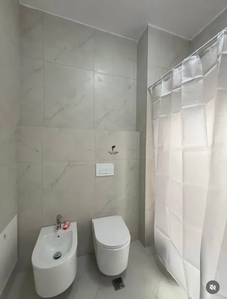 Tirane, jepet me qera apartament 1+1 Kati 7, 57 m² 420 € (ALI DEMI)