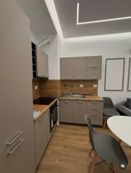 Tirane, jepet me qera apartament 1+1 Kati 4, 57 m² 420 € (ALI DEMI)