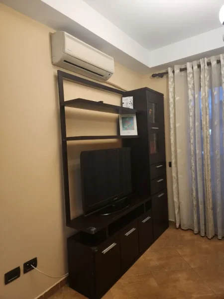 Tirane, jepet me qera apartament 1+1 Kati 4, 60 m² 380 € (Fresku)