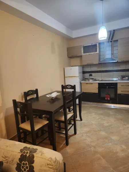 Tirane, jepet me qera apartament 1+1 Kati 4, 60 m² 380 € (Fresku)
