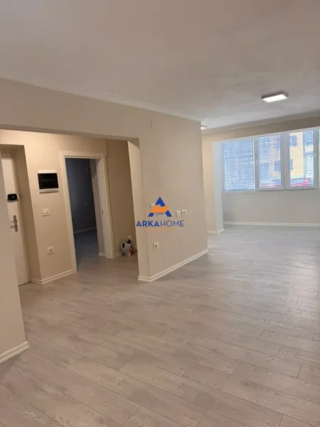 Tirane, jepet me qera ambjent biznesi Kati 1, 70 m² 700 € 