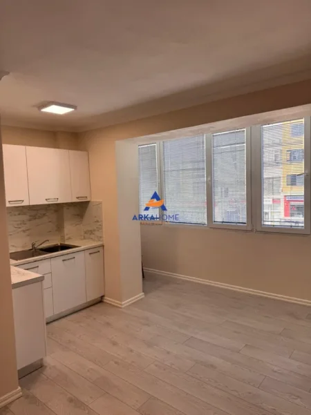 Tirane, jepet me qera ambjent biznesi Kati 1, 70 m² 700 € 
