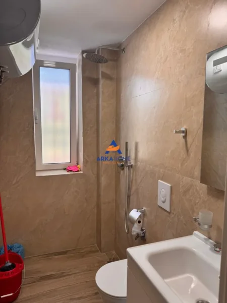 Tirane, jepet me qera ambjent biznesi Kati 1, 70 m² 700 € 