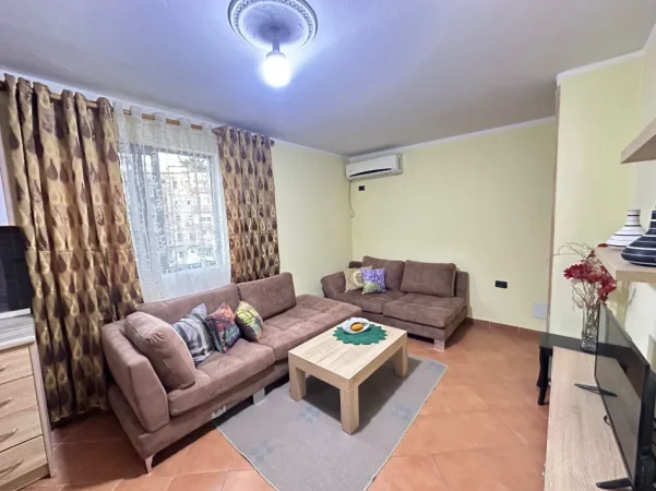 Tirane, jepet me qera apartament 1+1 Kati 3, 60 m² (bulevardi zogu i pare)
