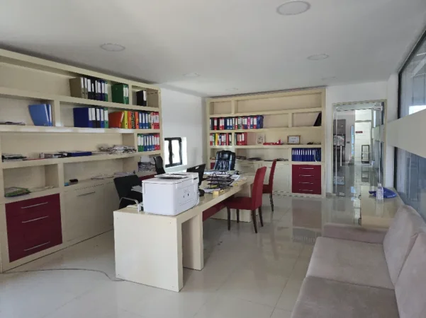 Tirane, jepet me qera magazine , 1.000 m² 3.200 € (Vorë)
