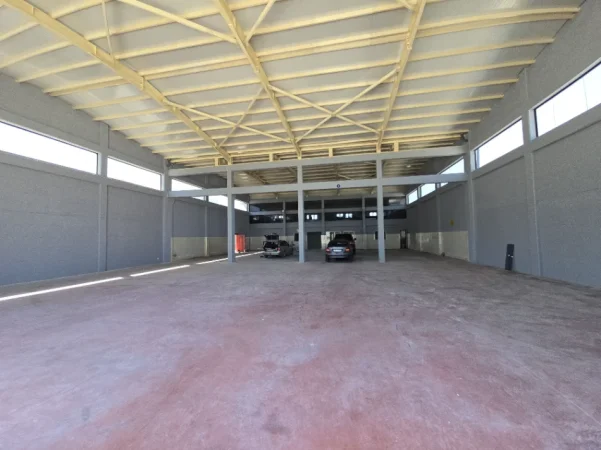 Tirane, jepet me qera magazine , 1.000 m² 3.200 € (Vorë)