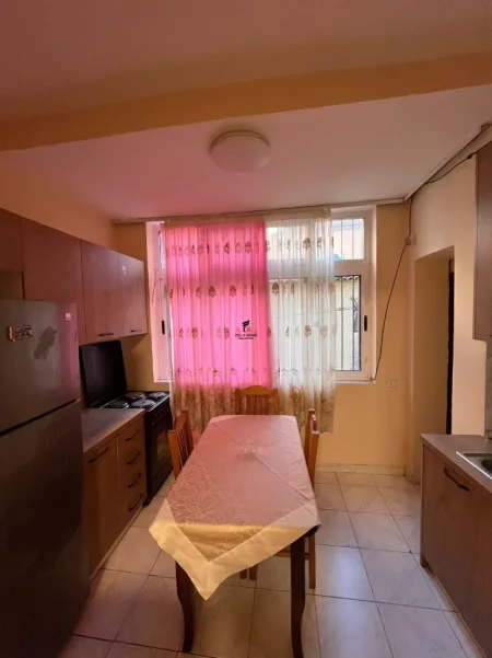 Tirane, jepet me qera apartament 2+1 Kati 2, 60 m² 420 € (PAZARI I RI)