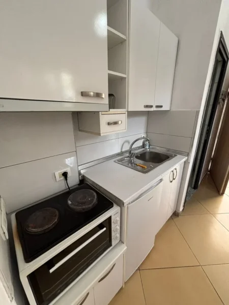 Tirane, jepet me qera apartament 1+1 Kati 1, 60 m² 320 € (Ali Demi)