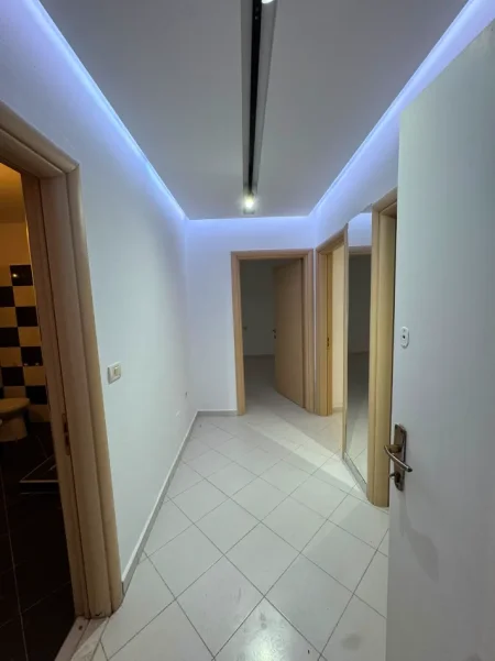 APARTAMENT 2+1 ME QIRA   (21 DHJETORI MOZAIKU) 40.000 LEKE / EDHE PER AIRBNB