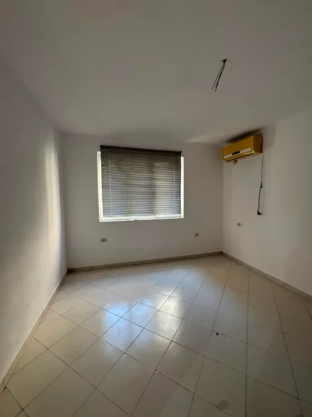 APARTAMENT 2+1 ME QIRA   (21 DHJETORI MOZAIKU) 40.000 LEKE / EDHE PER AIRBNB