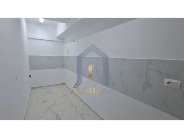 Tirane, jap me qera zyre Kati 1, 94 m² 500 € (Ambient biznesi me qira tek 5 Maji)