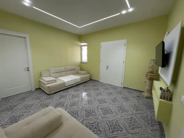 Tirane, jepet me qera apartament 3+1 Kati 2, 135 m² 850 € (Ish dogana RRugaBerit Beker)