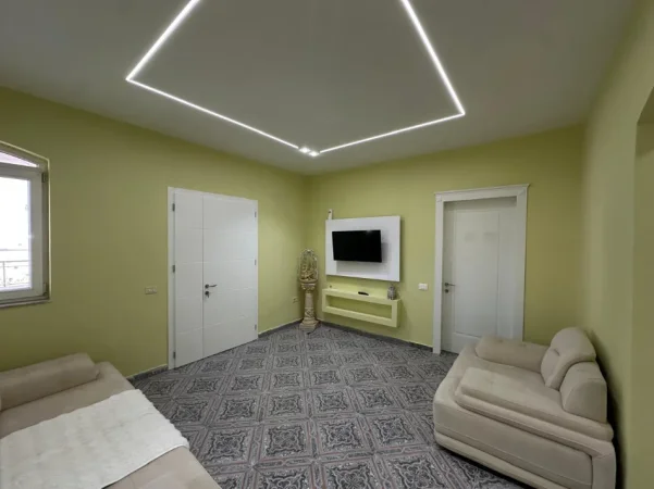 Tirane, jepet me qera apartament 3+1 Kati 2, 135 m² 850 € (Ish dogana RRugaBerit Beker)
