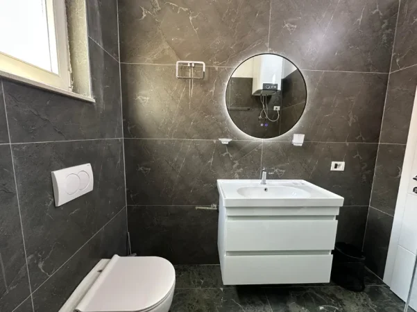 Tirane, jepet me qera apartament 3+1 Kati 2, 135 m² 850 € (Ish dogana RRugaBerit Beker)