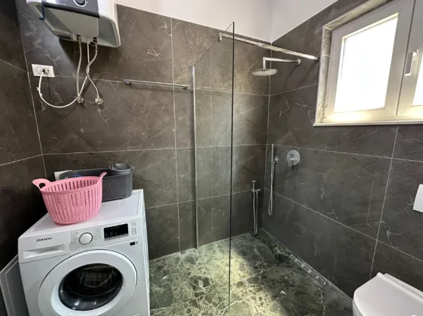 Tirane, jepet me qera apartament 3+1 Kati 2, 135 m² 850 € (Ish dogana RRugaBerit Beker)
