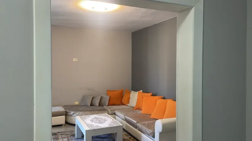 Tirane, jepet me qera apartament 2+1+Ballkon Kati 5, 80 m² 800 € 