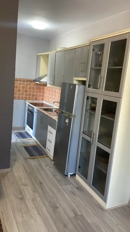 Tirane, jepet me qera apartament 2+1+Ballkon Kati 5, 80 m² 800 € 