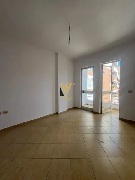 Tirane, jepet me qera apartament 1+1+Ballkon Kati 3, 100 m² 470 € (KOMUNA E PARISIT)
