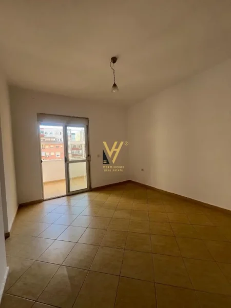Tirane, jepet me qera apartament 1+1+Ballkon Kati 3, 100 m² 470 € (KOMUNA E PARISIT)
