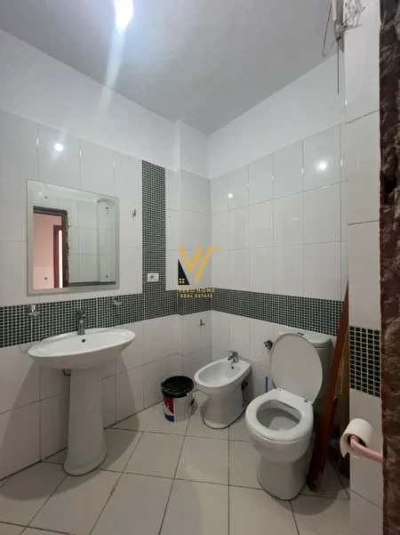 Tirane, jepet me qera apartament 1+1+Ballkon Kati 3, 100 m² 470 € (KOMUNA E PARISIT)