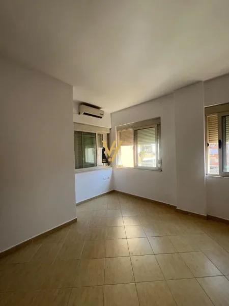 Tirane, jepet me qera apartament 1+1+Ballkon Kati 3, 100 m² 470 € (KOMUNA E PARISIT)