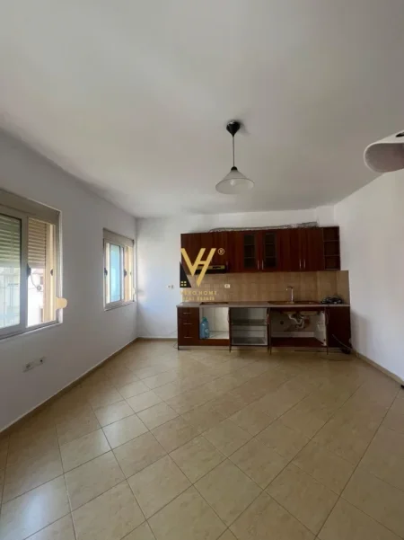 Tirane, jepet me qera apartament 1+1+Ballkon Kati 3, 100 m² 470 € (KOMUNA E PARISIT)