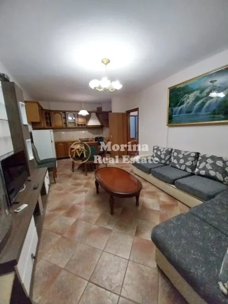 Tirane, jepet me qera apartament 1+1 Kati 2, 65 m² (Komuna Parisit)