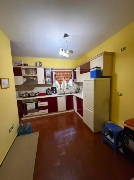 Tirane, jepet me qera apartament 2+1 Kati 1, 75 m² 165.000 € (Laprake)