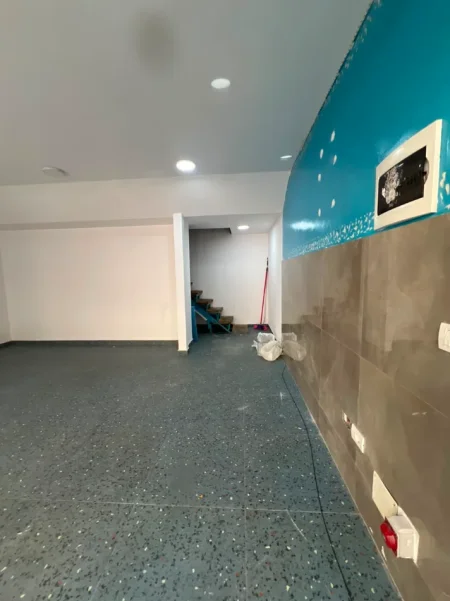 Tirane, jepet me qera ambjent biznesi Kati 0, 32 m² 473 € (poligoni)