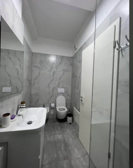 Tirane, jepet me qera apartament 1+1 Kati 3, 65 m² 651 € 