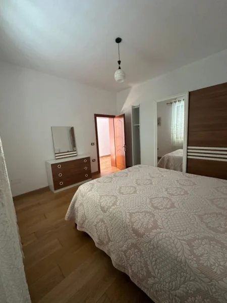 Tirane, jepet me qera apartament 1+1 Kati 1, 85 m² 300 € (Sauk)
