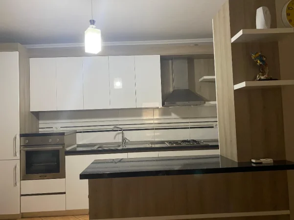 Tirane, jepet me qera apartament 2+1+Ballkon Kati 8, 91 m² 650 € 