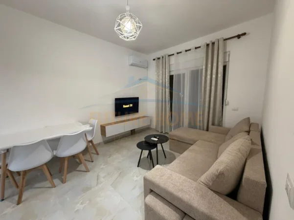 Tirane, jepet me qera apartament 1+1+Ballkon Kati 3, 62 m² 450 € (Unaza e Re)